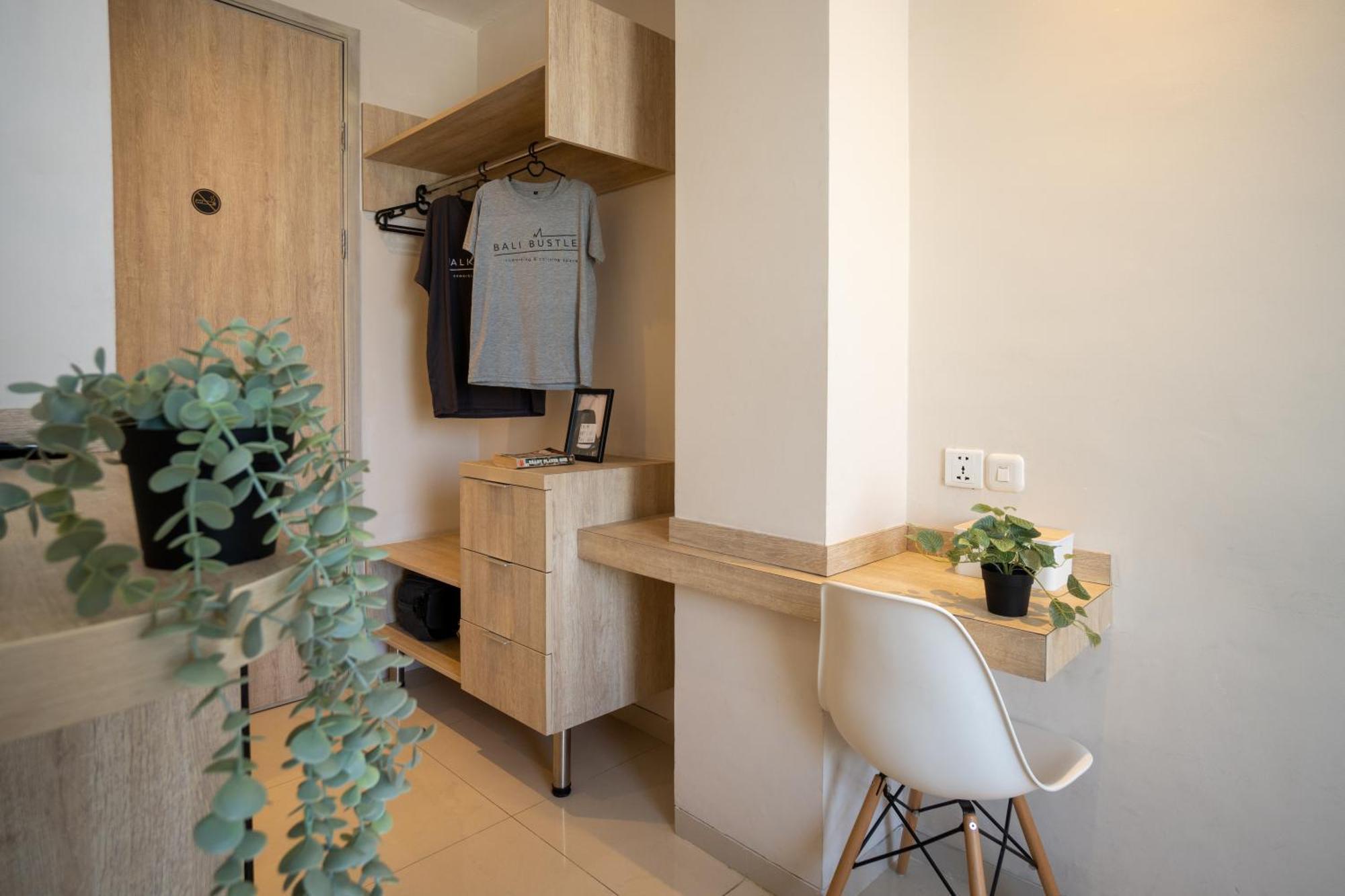 Bali Bustle Pararaton Coliving And Coworking Space Legian  Exterior photo