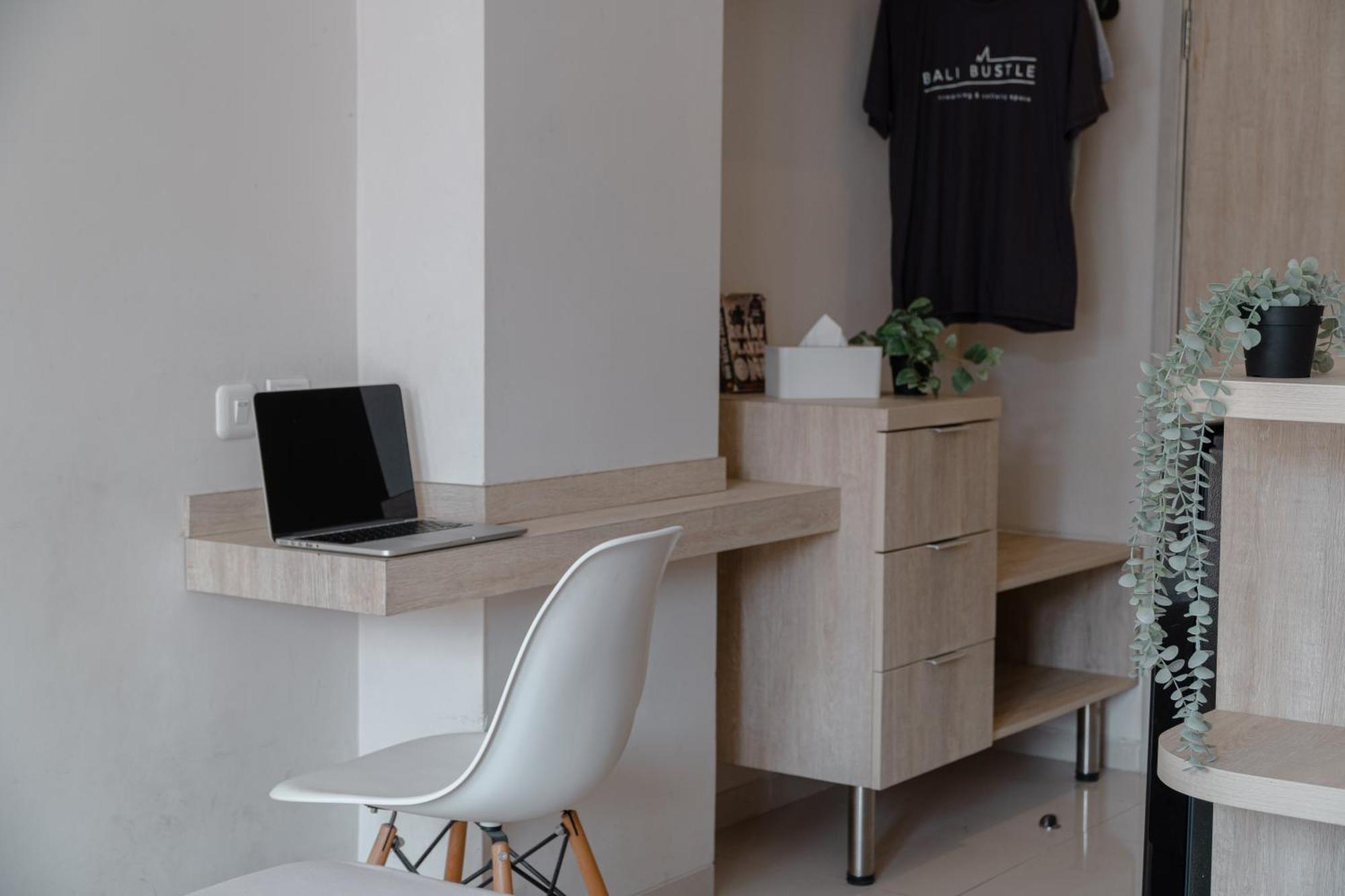 Bali Bustle Pararaton Coliving And Coworking Space Legian  Exterior photo
