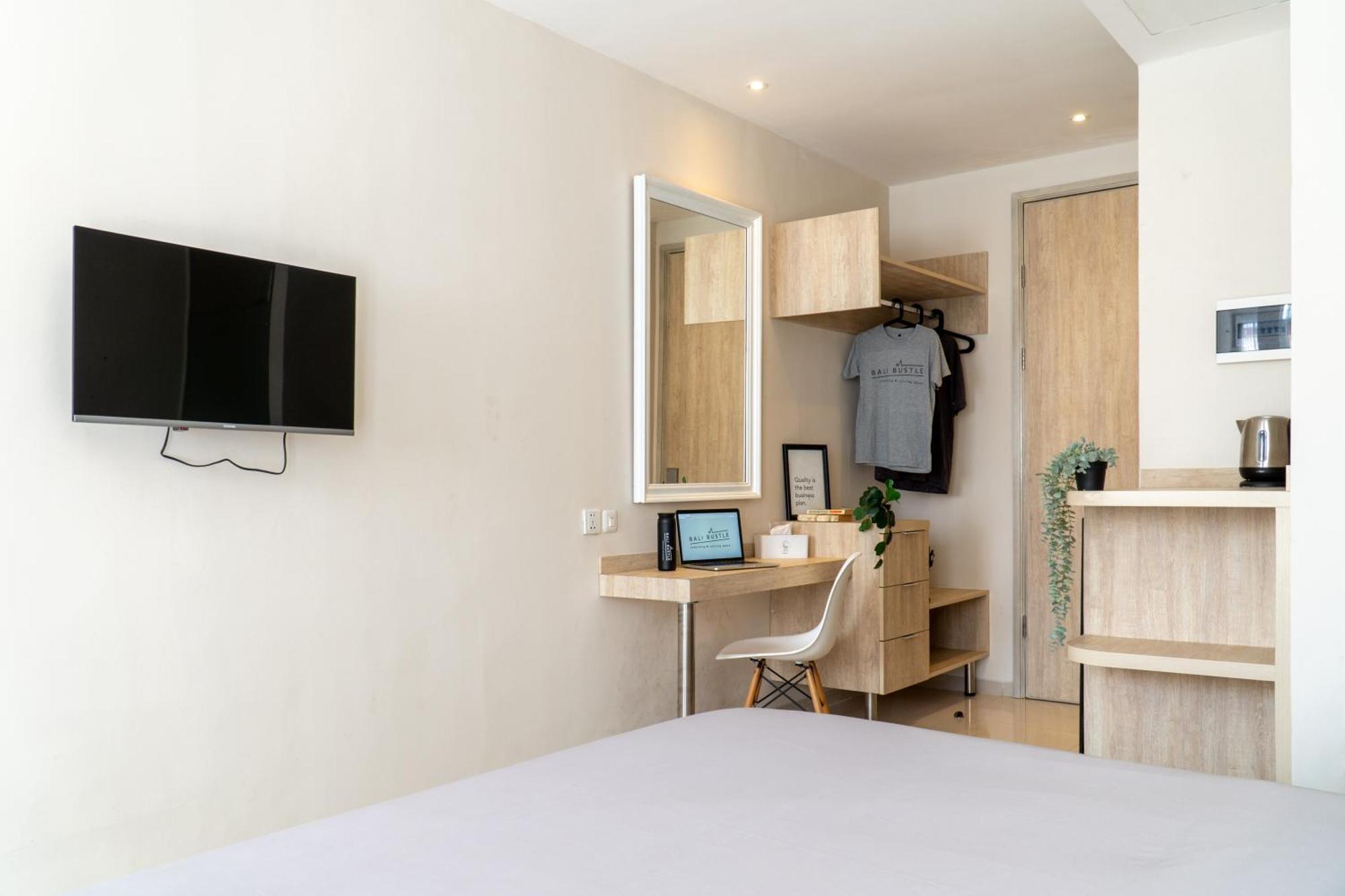 Bali Bustle Pararaton Coliving And Coworking Space Legian  Exterior photo