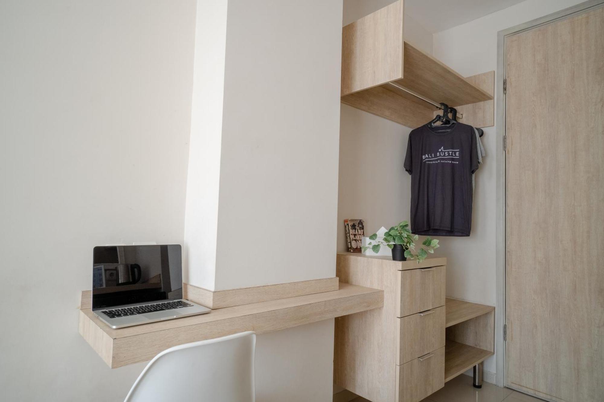 Bali Bustle Pararaton Coliving And Coworking Space Legian  Exterior photo