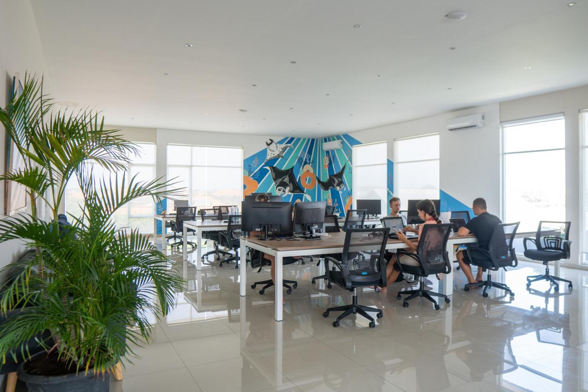 Bali Bustle Pararaton Coliving And Coworking Space Legian  Exterior photo